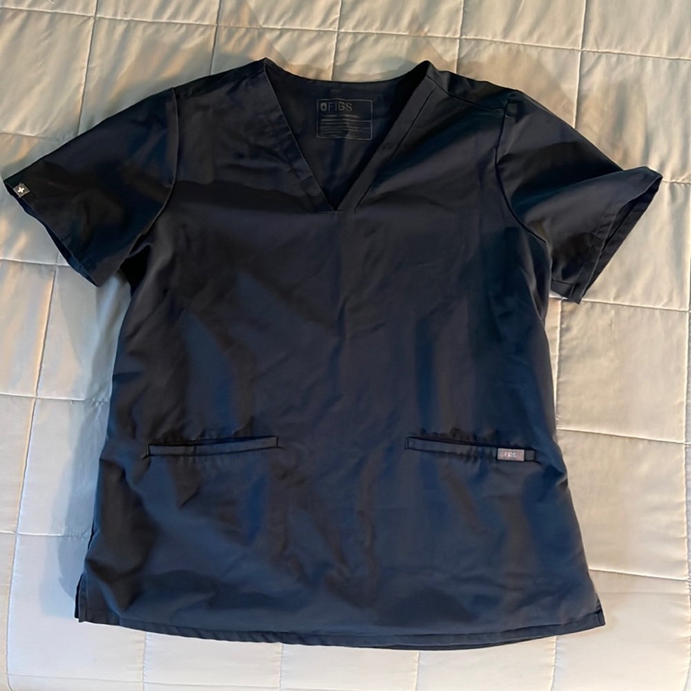 Figs two pocket top